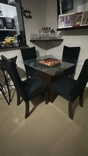 Mesa de jantar com tampo de vidro + 4 cadeiras