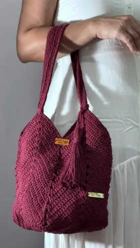 Bolsa de croche feita manualmente em fio barbante, peça única. Estilo praiana, tamanho peq