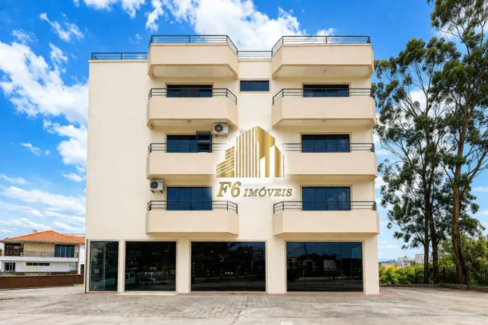 Loja com 4 vagas e 290m² para alugar em Ponta de Baixo, São José