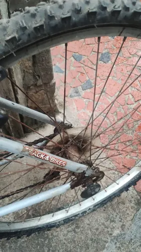Vendo Bicicleta aro 26, 18 marchas toda original 