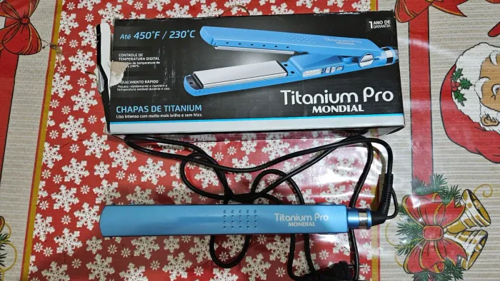 Prancha Alisadora Mondial Titanium Pro (modelo P-28) na<br><br>cor azul.