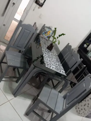 Mesa de vidro e 6 cadeiras de madeira maciça