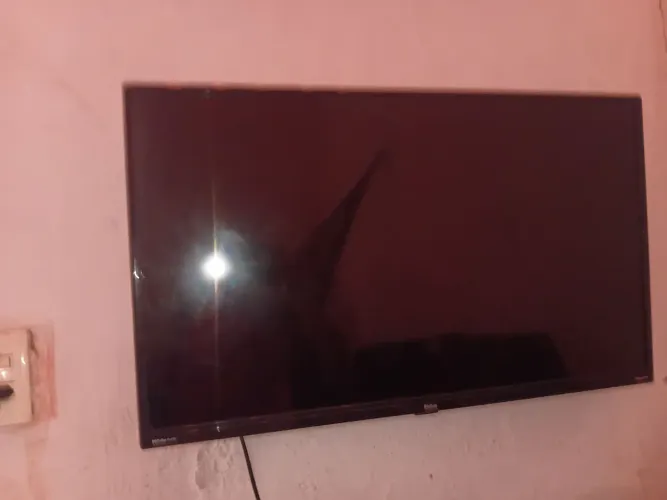 Tv philco roku novinha em perfeito estado ,toda completa com 2 meses de uso