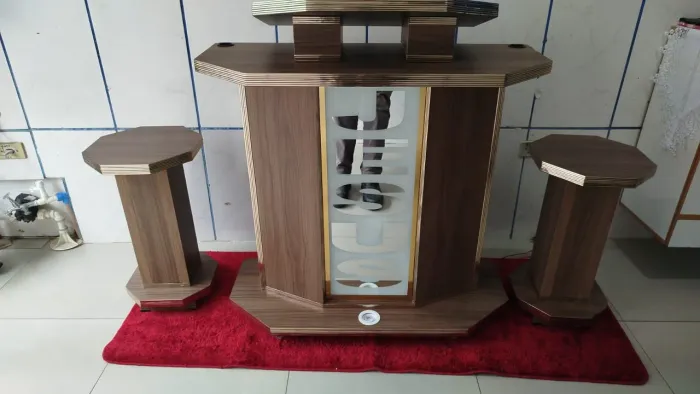 Púlpito de madeira com colunas 