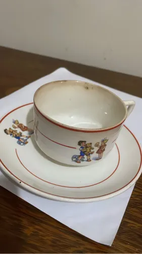 Conjunto xícara e pires de porcelana