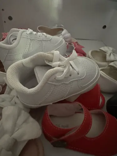 Lote com 9 pares de sapatinhos de bebê menina. Todos em bom estado de conservação.