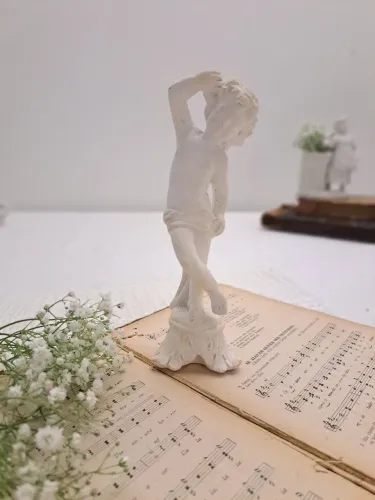 Escultura Vintage Menino em Gesso - Decoração Clássica