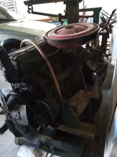Motor 6 cilindros , gasolina sem vazamento, funcionando completo.