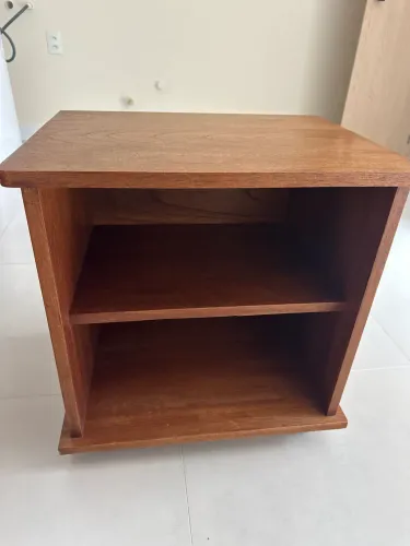 Mesa lateral com rodízio