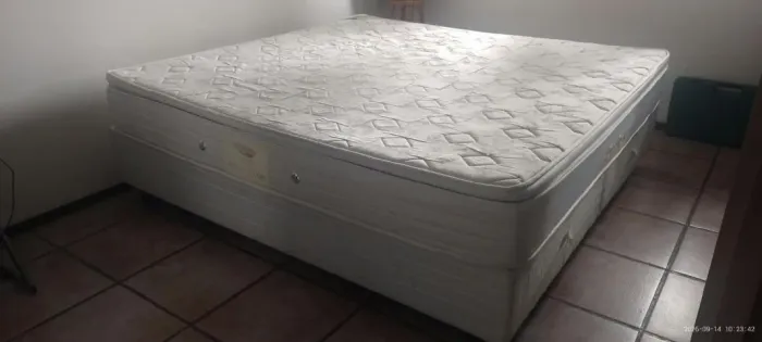 Cama King Size com Colchão de Molas Ensacadas - Bom Estado