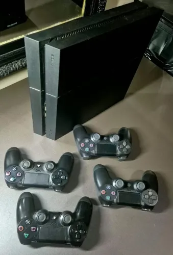 PlayStation 4 Fat + HD 2TB + 4 controles em perfeito estado