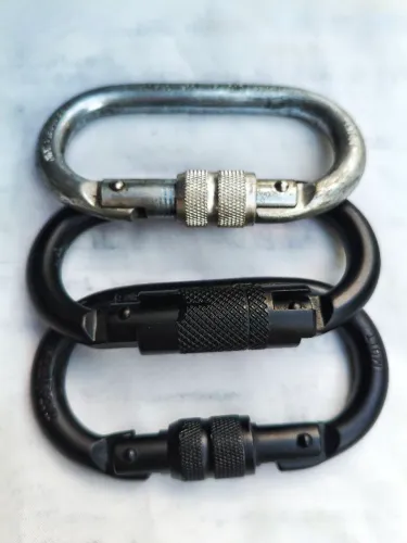 3 Mosquetões de escalada.