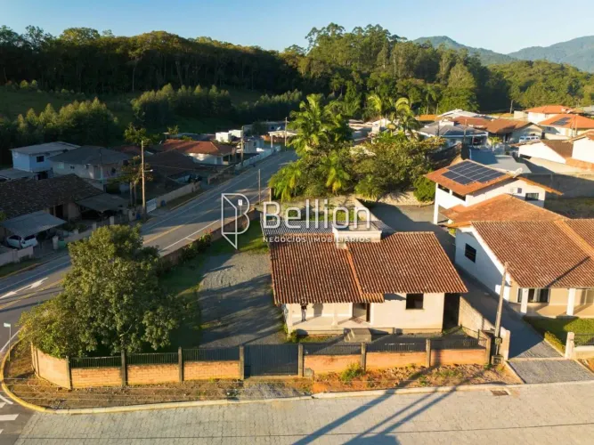 Casa de esquina com amplo terreno no bairro Divinéia Rio dos Cedros