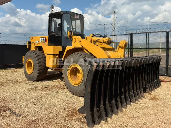 Pá Carregadeira Caterpillar 950F com Garfo Enleirador - Versatilidade e Potência para Suas