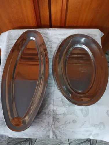 Duas bandejas de servir em inox, canoa ou ovais.
