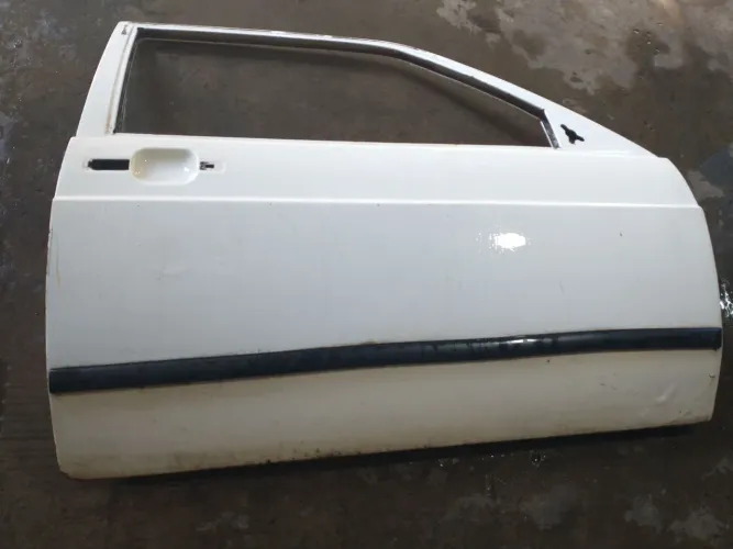 Porta dianteira direita VW/gol 88 quadrado