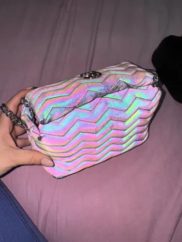Bolsa Schutz holográfica 