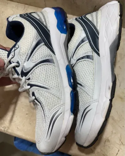 Tênis branco com detalhes em azul, tam. 41, novo