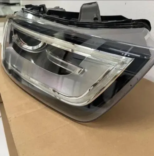 Farol do Audi Q3 ano 2014 lado direito passageiro 