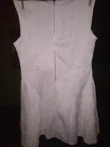 Vestido branco com detalhes tam g/l