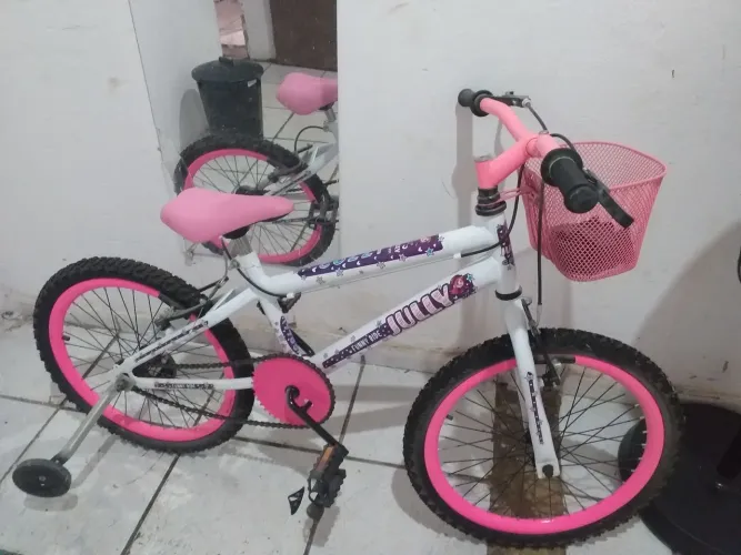 Vendesse uma bicicleta d menina infantil