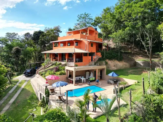 Sítio 8 quartos porteira fechada, lazer de cinema e alta rentabilidade a só 10 km de BH!