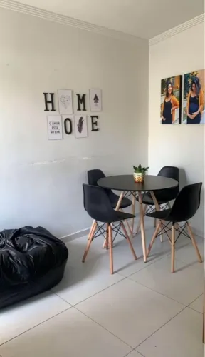Mesa de Jantar Redonda com Cadeiras Eames
