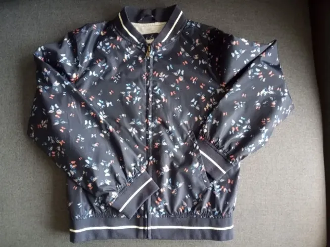 Jaqueta azul marinho de borboletinhas marca GAP tamanho L (veste até uns 10 anos).