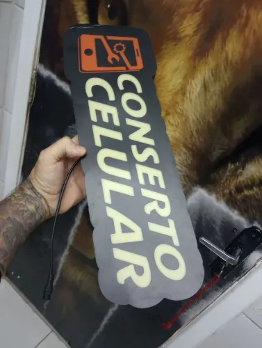 Placa de conserto de celular que acende com iluminação .