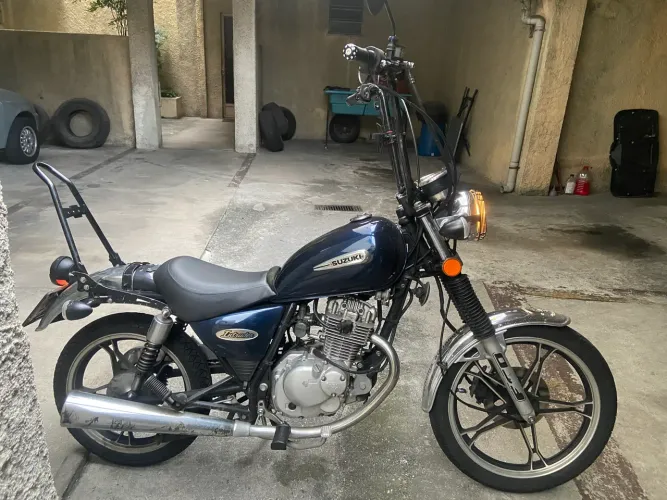 Intruder 125 extremamente nova e customizada 