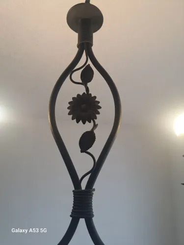 Lustre de Ferro com Detalhes Florais