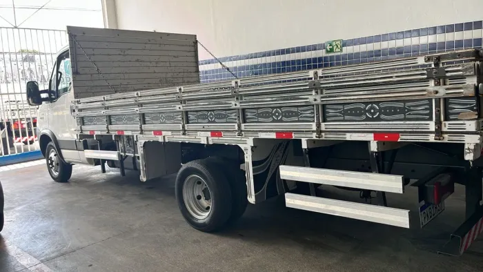 VENDO CARROCERIA DE MADEIRA 