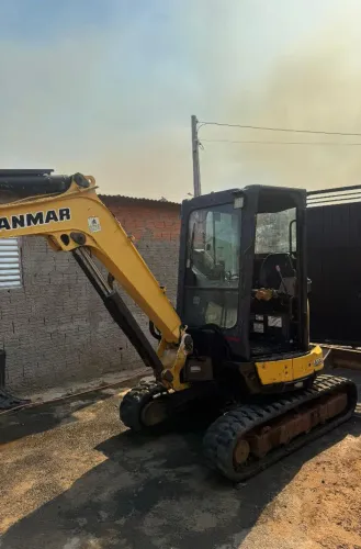 Mini escavadeira Yanmar Vio30 cabinada 