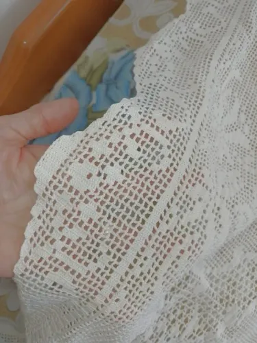 colcha /toalha de mesa de crochê branca muito antiga. 1,80 por 1,90 aproximadamente