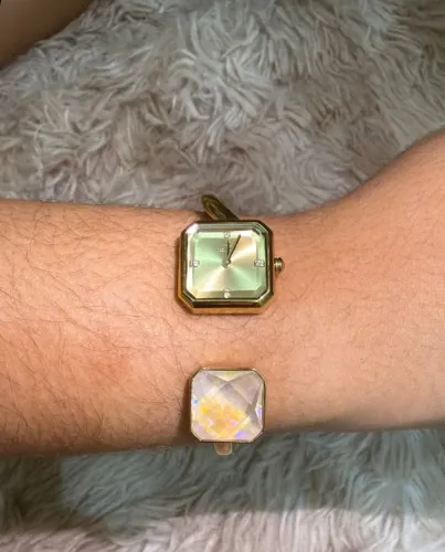 Relógio Feminino Dourado com Detalhes em Cristal