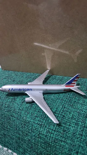 MIniatura de Avião Comercial Boeing Airbus Cor Prata American Airlines Metal