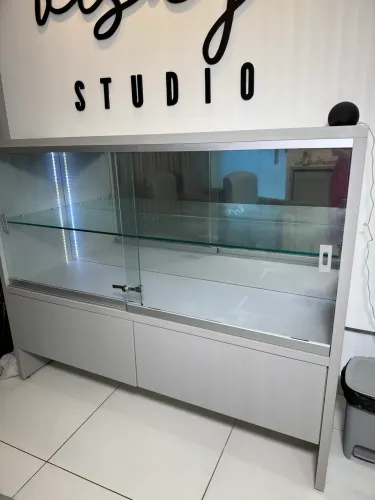 Móvel expositor / vitrine em MDF 