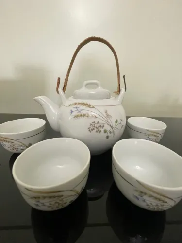 Conjunto de Chá com Bule e Xícaras