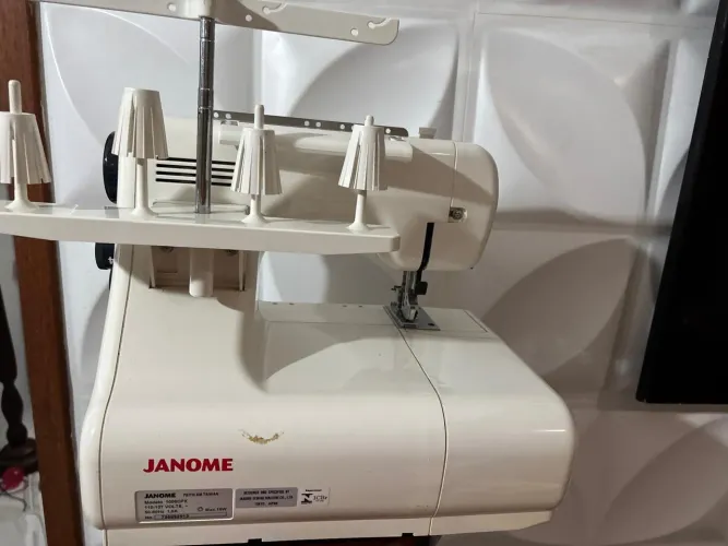 Máquina de costura galoneira Janome Cover Pro 1000CPX portátil - branco