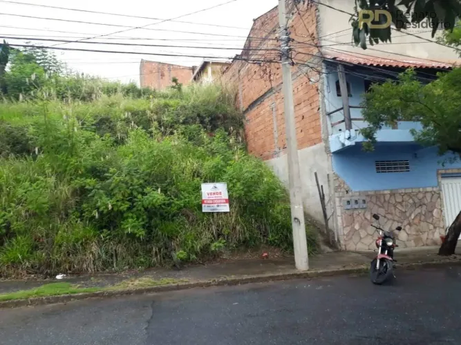 Lote com 360 m² em aclive, localizado no bairro Jonas Veigas.
