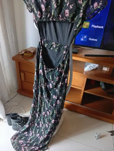 Vestido longo floral com recorte nas costas