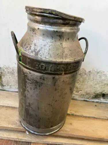 latao de leite antigo da fazenda