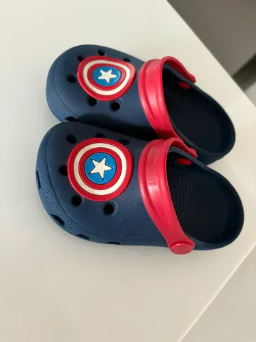 crocs capitão américa