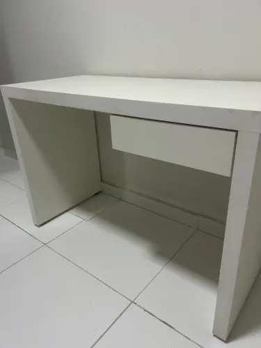Escrivaninha branca com gaveta 