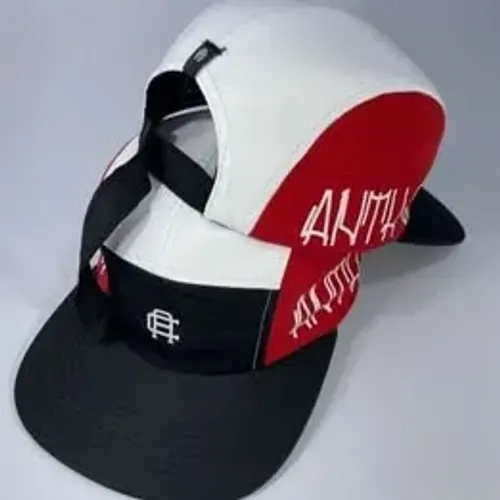 BONÉ FIVE PANEL RECORTE AC COLORS PRETO/BRANCO/VERMELHO