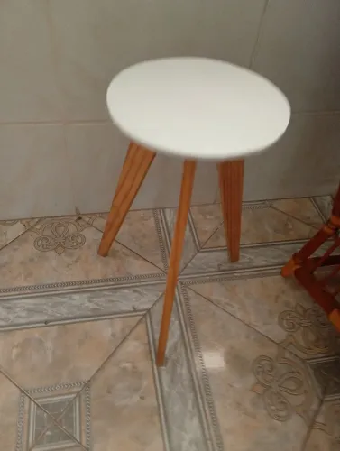 Mesinha tripé de canto 