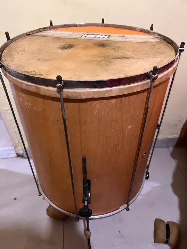 Surdo 20 polegadas com tripé 