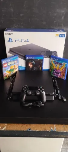 PS4 SLIM 1TB (SEMI-NOVO NA CAIXA) C/ GARANTIA DA NOSSA LOJA POW GAMES MO CENTRO DE CAXIAS