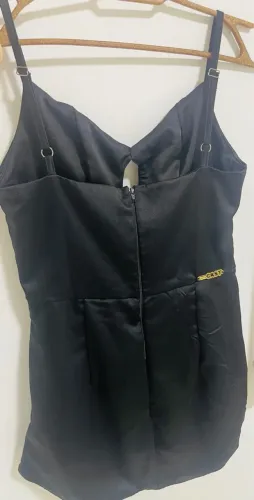 Vestido preto elegante com alças finas