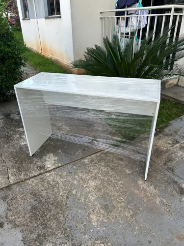 Mesa simples branca 